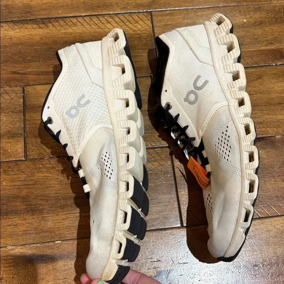 On Cloud Running Cream and Black Athletic Shoes - Picture 3 of 4